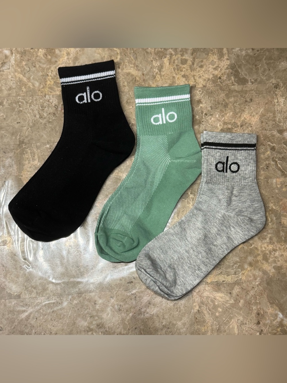 New Womenβs Alo Socks
New without tags
3 pairs
Fits sizes 6-11
